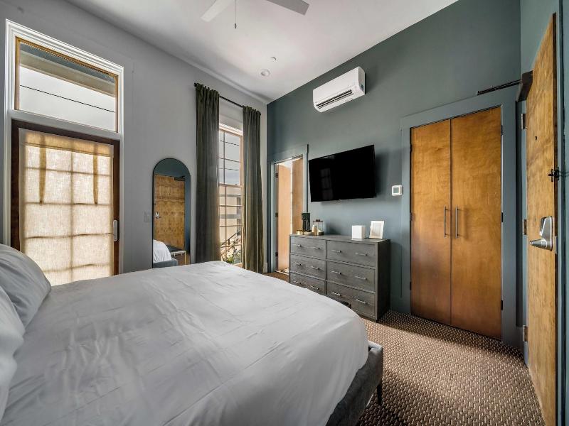 The Emerald Boutique Stays image