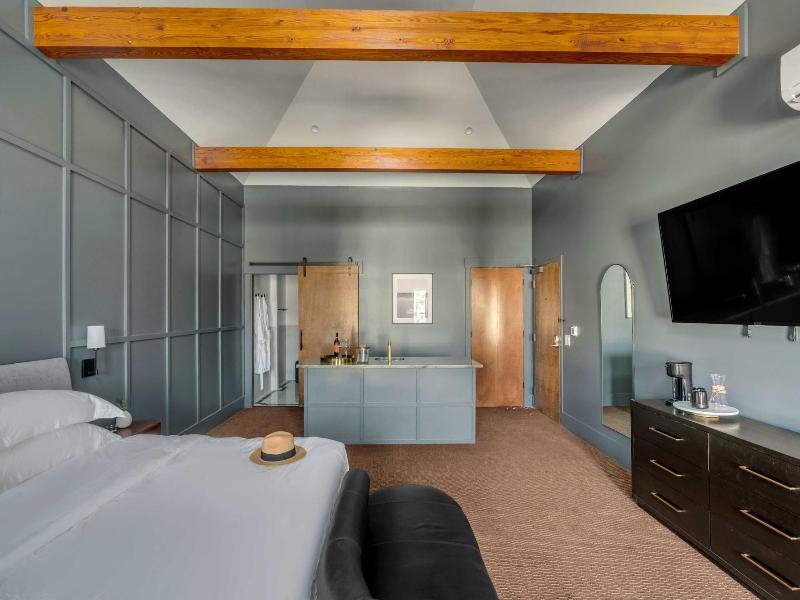 The Emerald Boutique Stays image