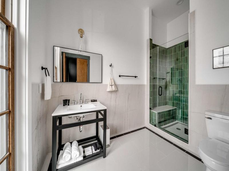 The Emerald Boutique Stays image