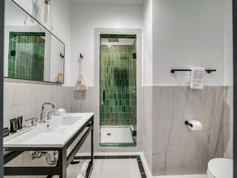 The Emerald Boutique Stays image