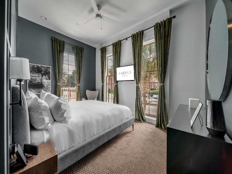 The Emerald Boutique Stays image
