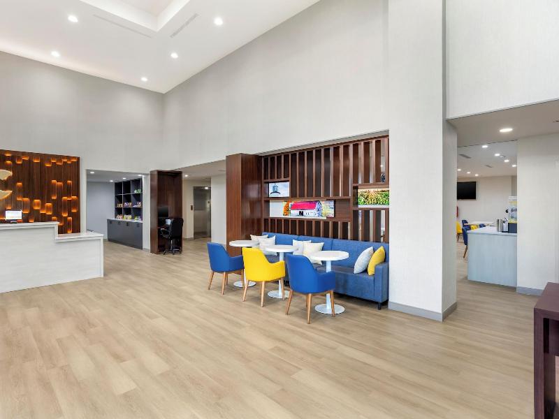 Comfort Suites Central Valley Woodbury image
