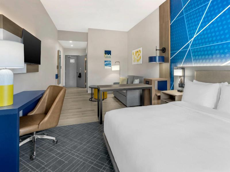 Comfort Suites Central Valley Woodbury image