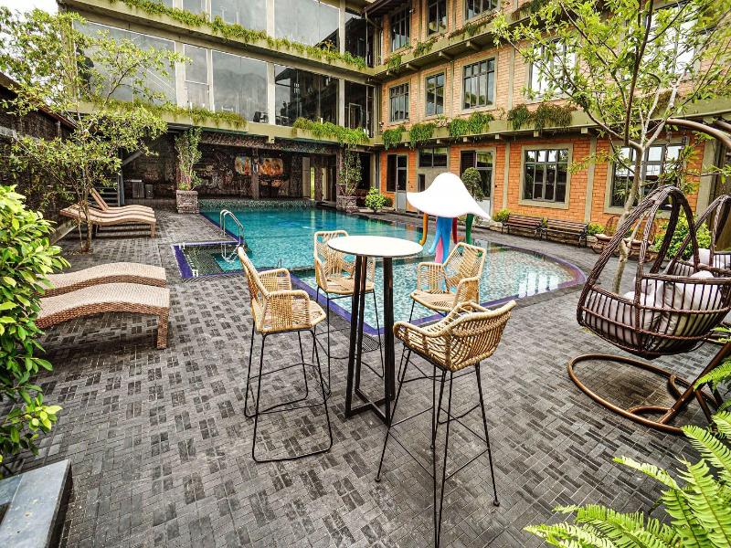 Sasha Transit Hotel