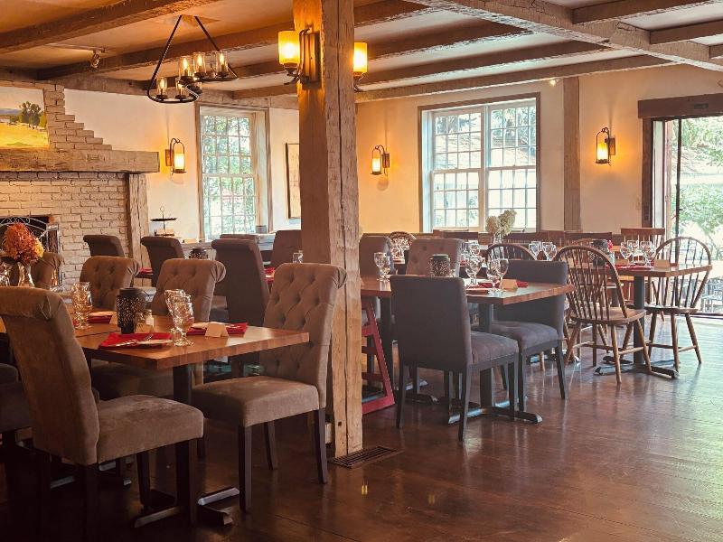 Four Columns Inn image
