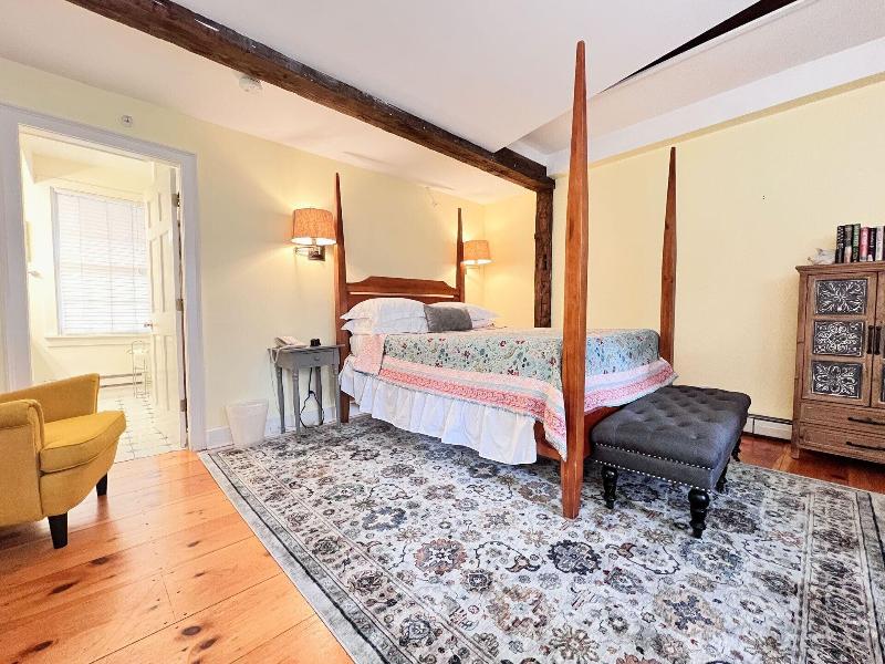 Four Columns Inn image