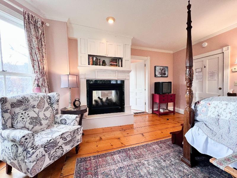 Four Columns Inn image