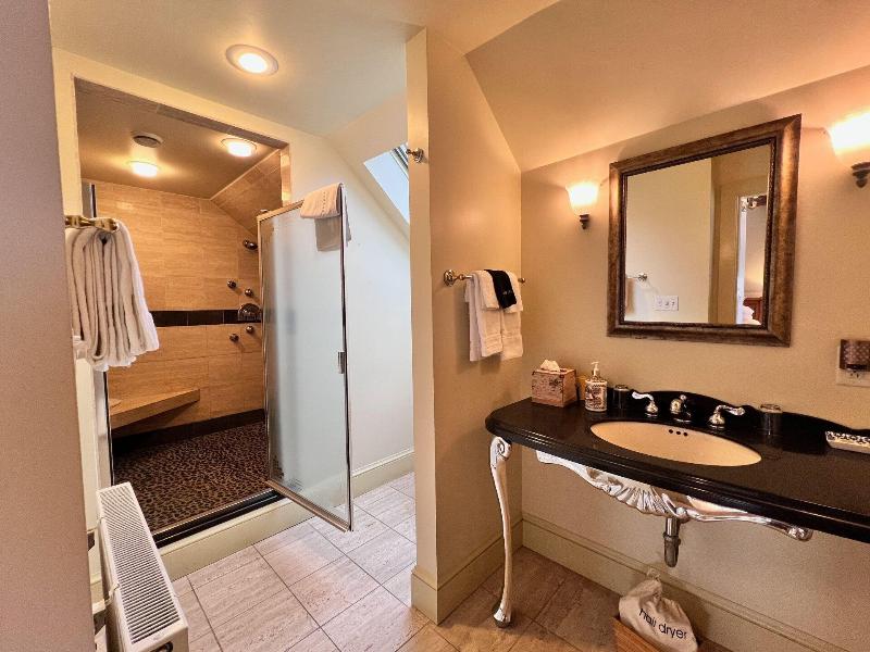 Four Columns Inn image