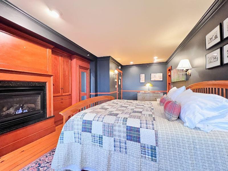 Four Columns Inn image