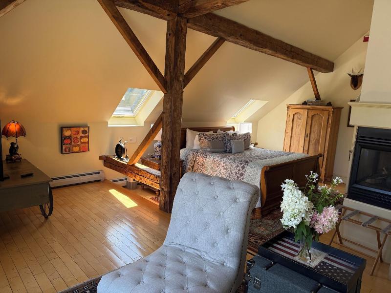 Four Columns Inn image