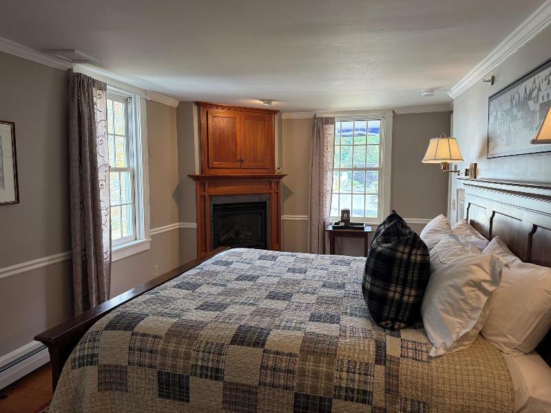 Four Columns Inn image