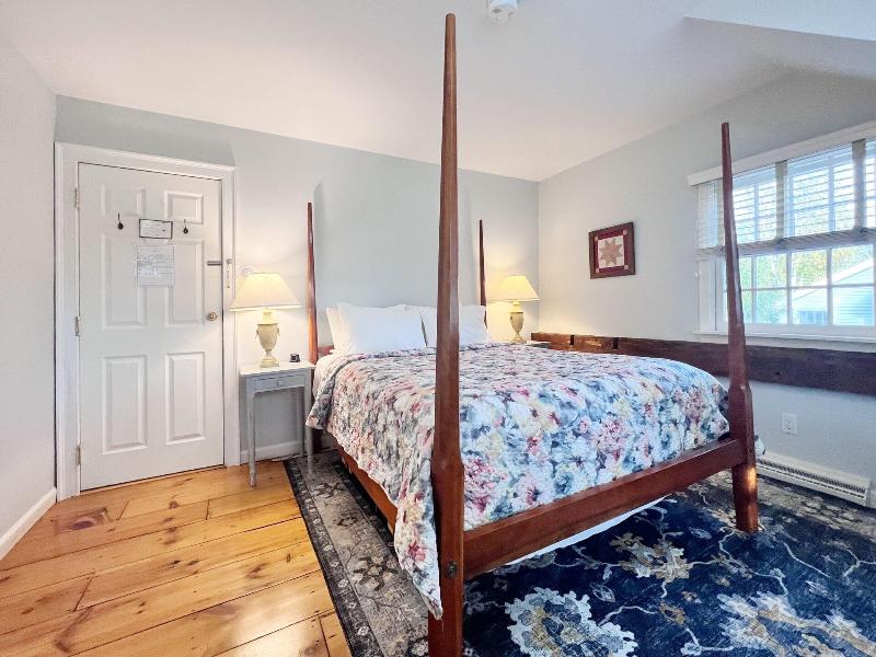 Four Columns Inn image