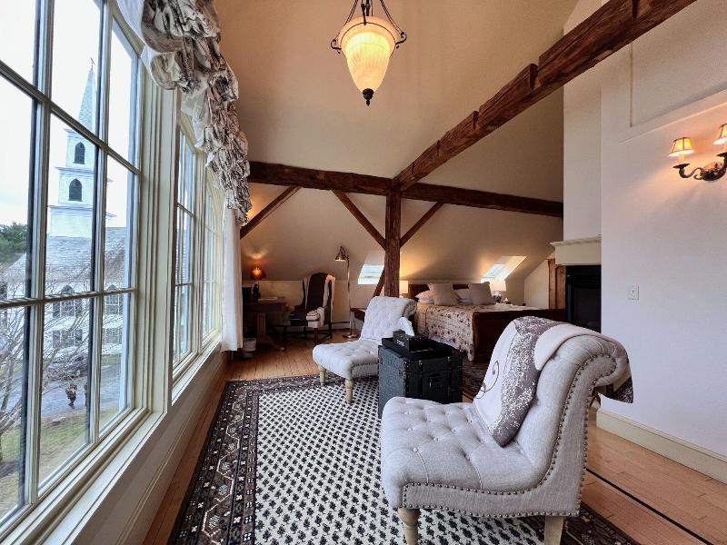 Four Columns Inn image