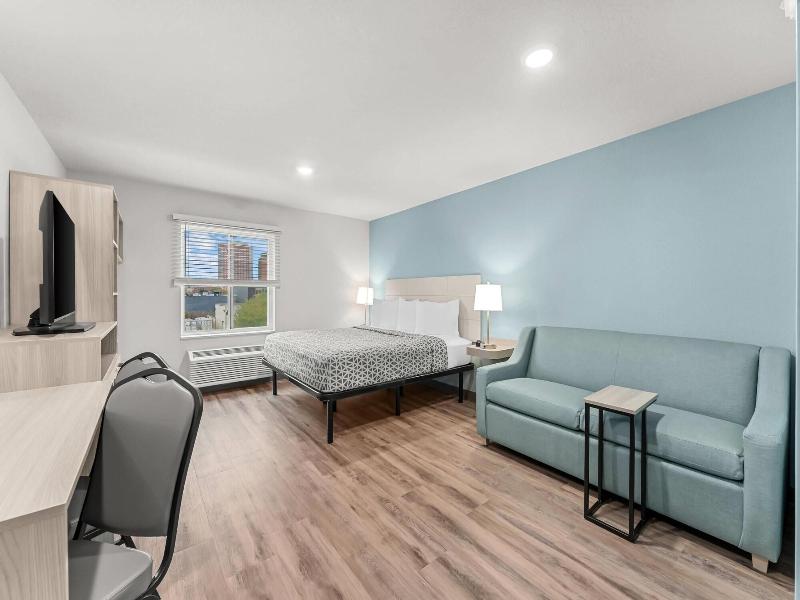 Woodspring Suites Wilmington Riverfront image