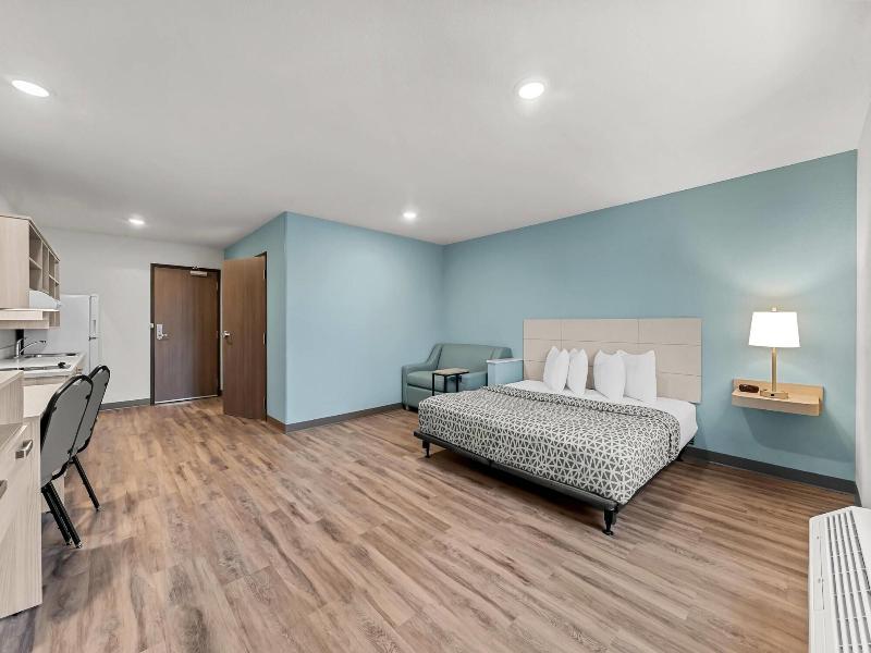 Woodspring Suites Wilmington Riverfront image