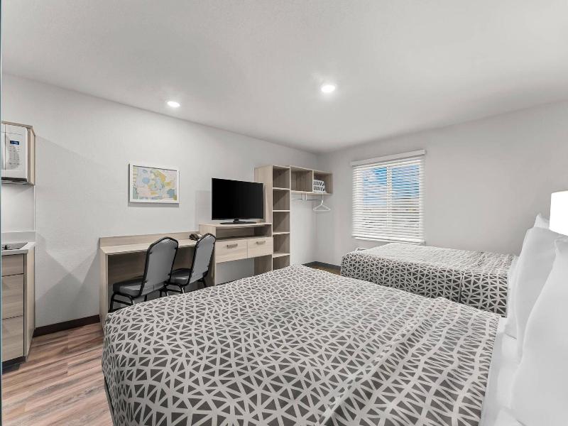 Woodspring Suites Wilmington Riverfront image