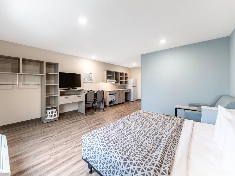 Woodspring Suites Wilmington Riverfront image