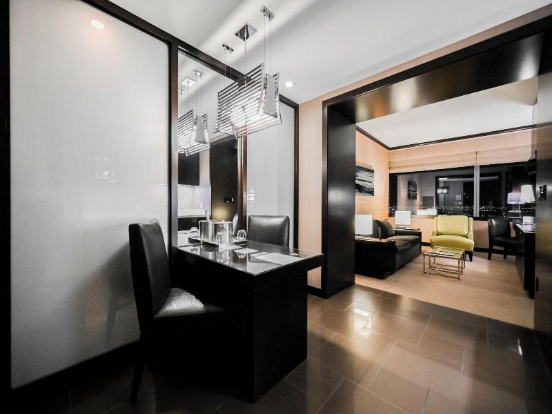 Stripviewsuites At Vdara image