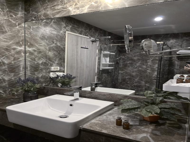 Le Cannes, A Recall Luxe Hotel, Chiang Mai. image