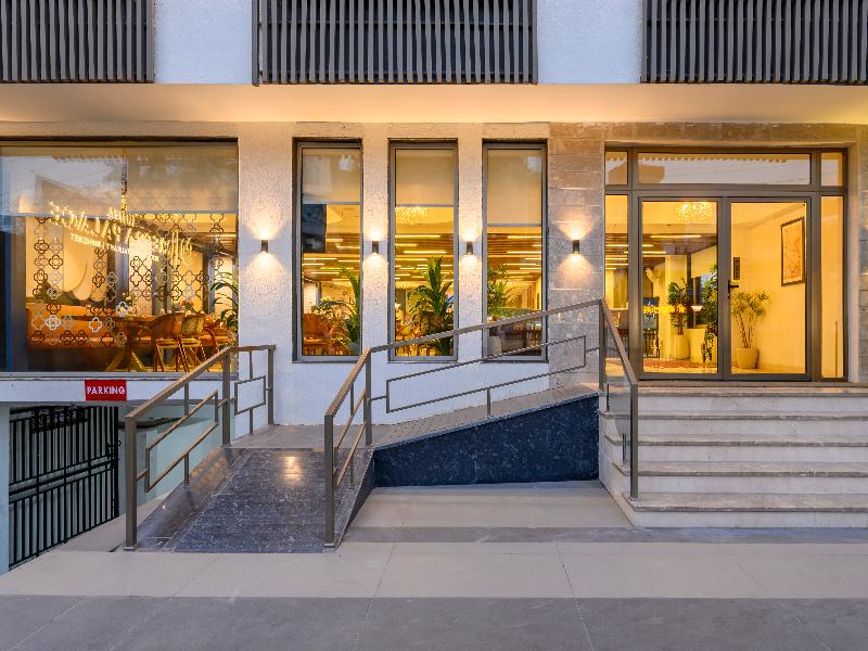 Hotel Meera Palace Varanasi — exterior view