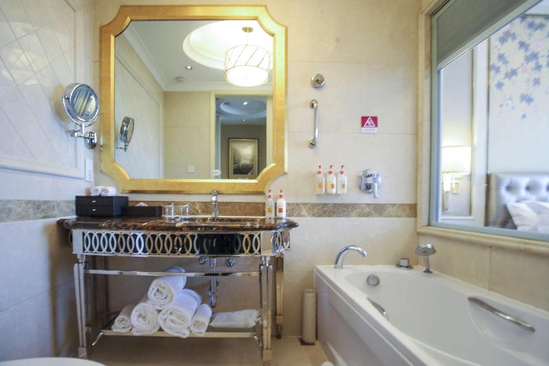 Crowne Plaza Zhengzhou image