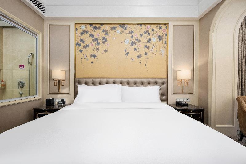 Crowne Plaza Zhengzhou image