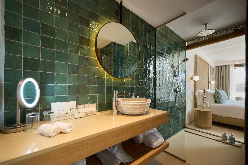 Cala San Miguel Ibiza Res, Curio Colllec By Hilton image