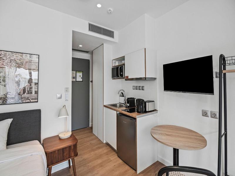 Limehome Piraeus Olive image