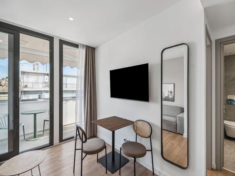 Limehome Piraeus Olive image