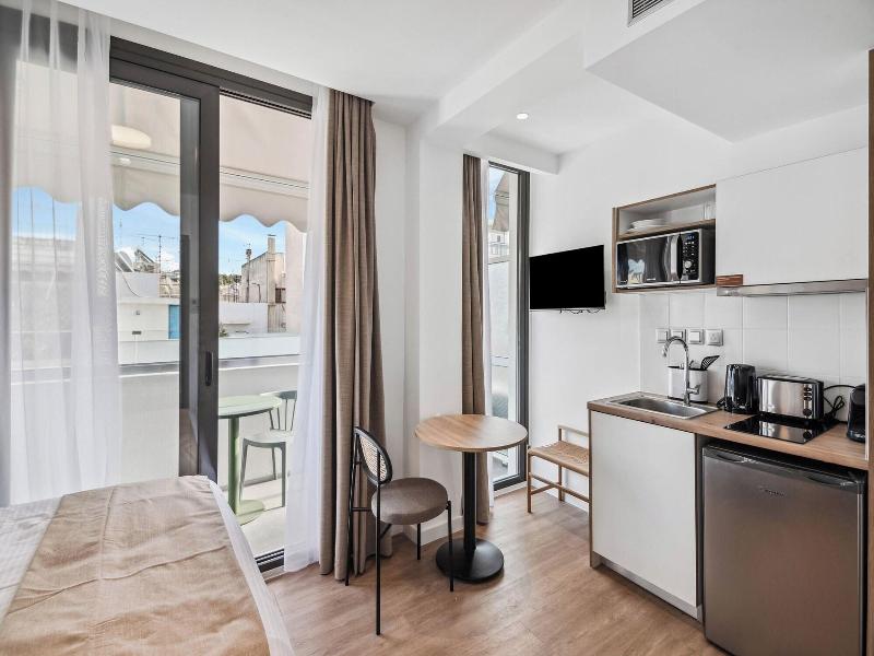 Limehome Piraeus Olive image