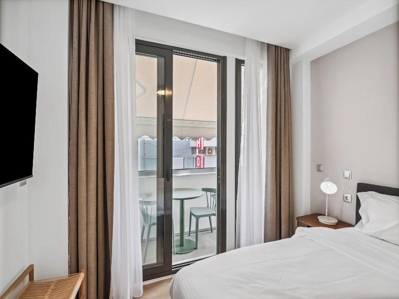 Limehome Piraeus Olive image