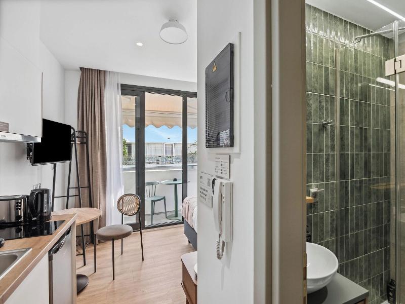 Limehome Piraeus Olive image