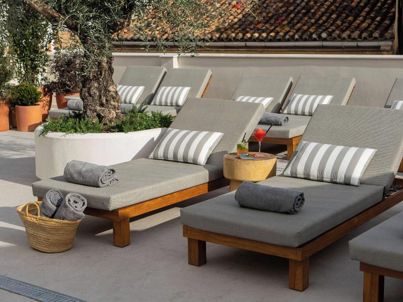 Hotel Well And Come Malaga image