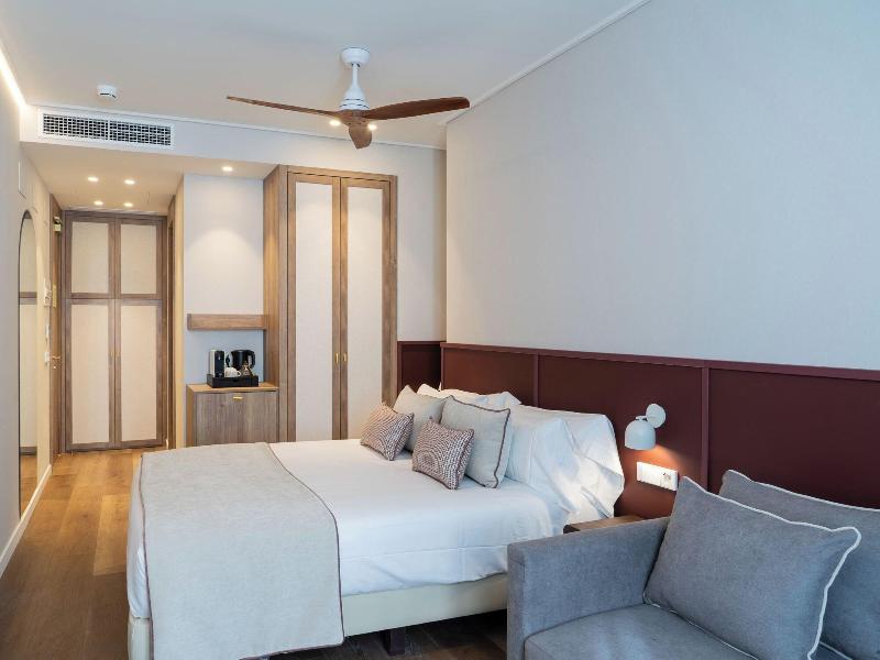 Hotel Well And Come Malaga image
