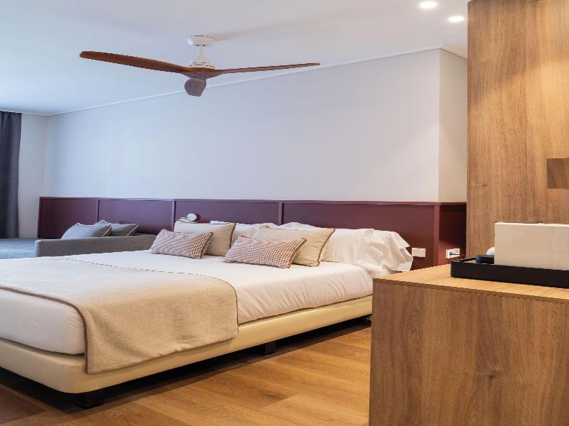 Hotel Well And Come Malaga image