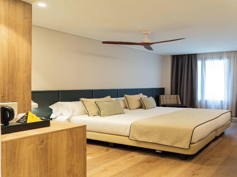 Hotel Well And Come Malaga image