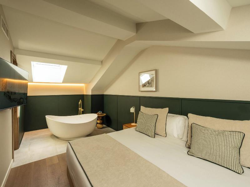 Hotel Well And Come Malaga image