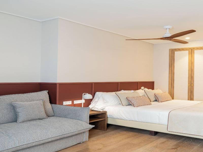 Hotel Well And Come Malaga image