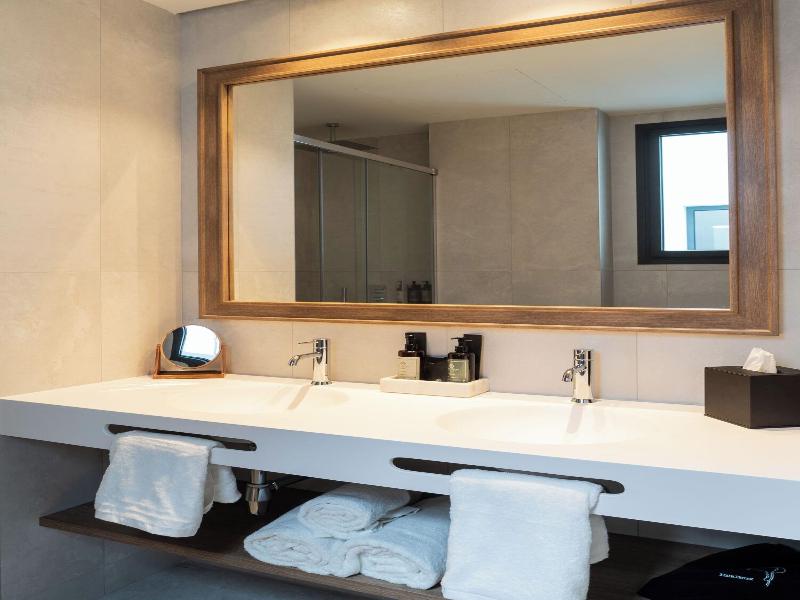 Hotel Well And Come Malaga image