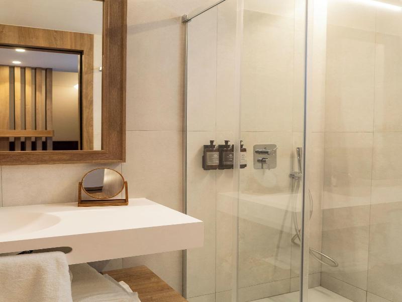 Hotel Well And Come Malaga image