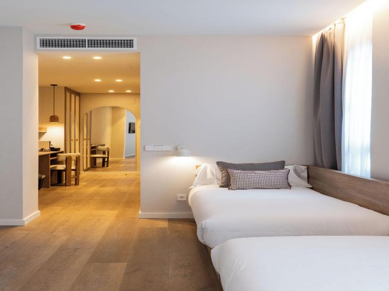 Hotel Well And Come Malaga image