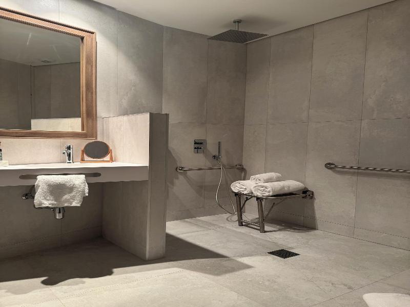 Hotel Well And Come Malaga image