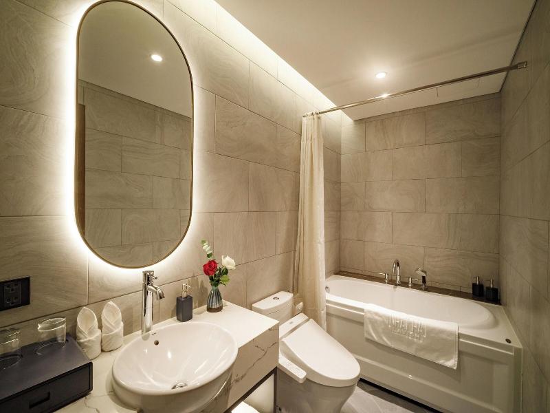 Nhat Ha Lavish Hotel image