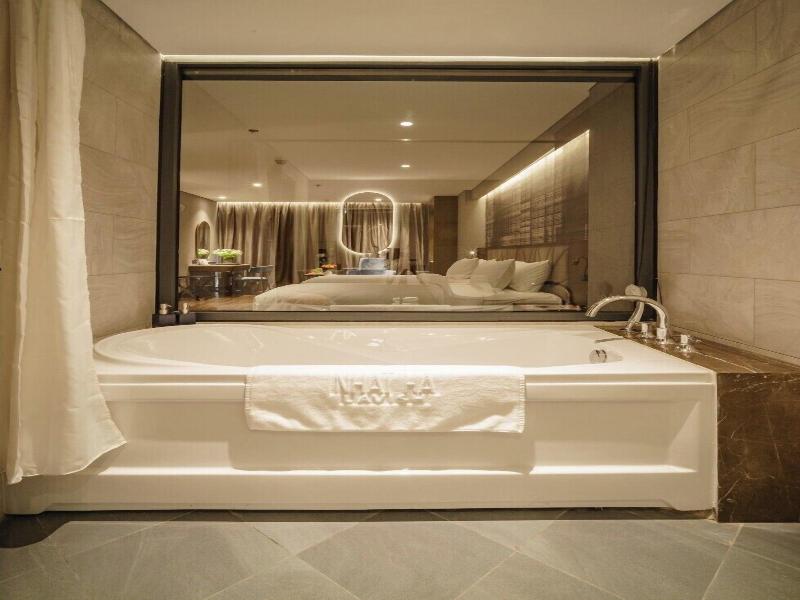 Nhat Ha Lavish Hotel image