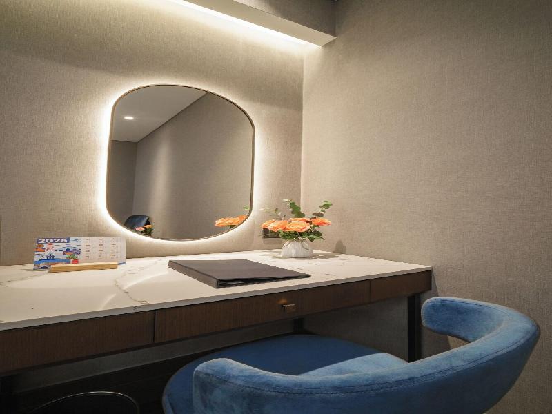 Nhat Ha Lavish Hotel image