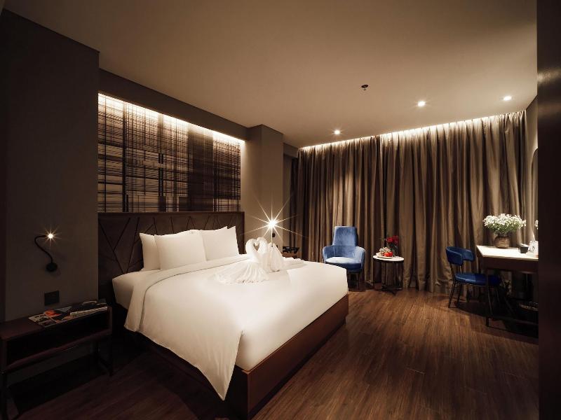 Nhat Ha Lavish Hotel image