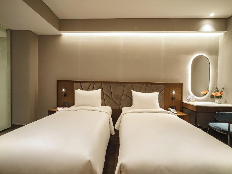 Nhat Ha Lavish Hotel image