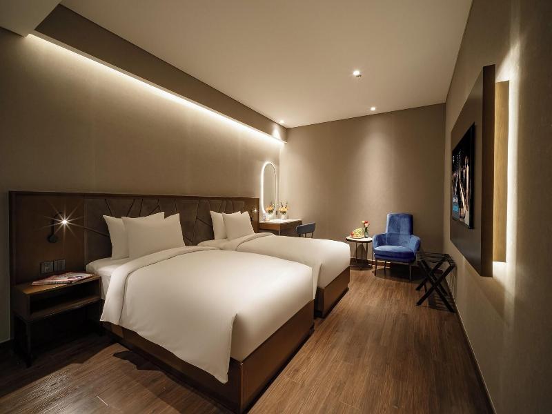 Nhat Ha Lavish Hotel image