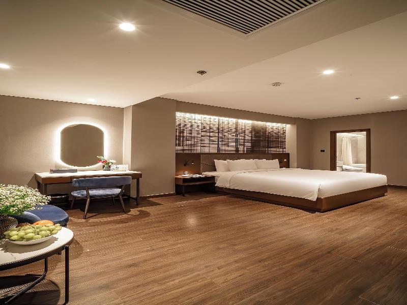 Nhat Ha Lavish Hotel image