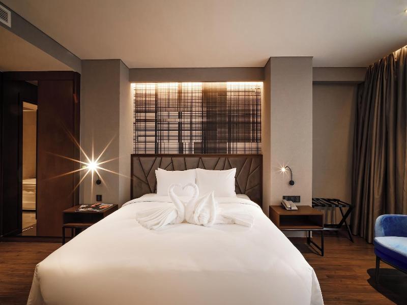 Nhat Ha Lavish Hotel image